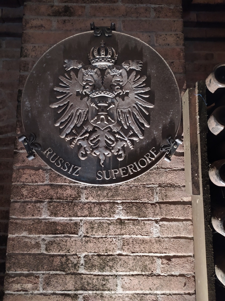 Il logo di Russiz Superiore, lo stemma raffigurante un'aquila a due teste della famiglia Torre e Tasso.