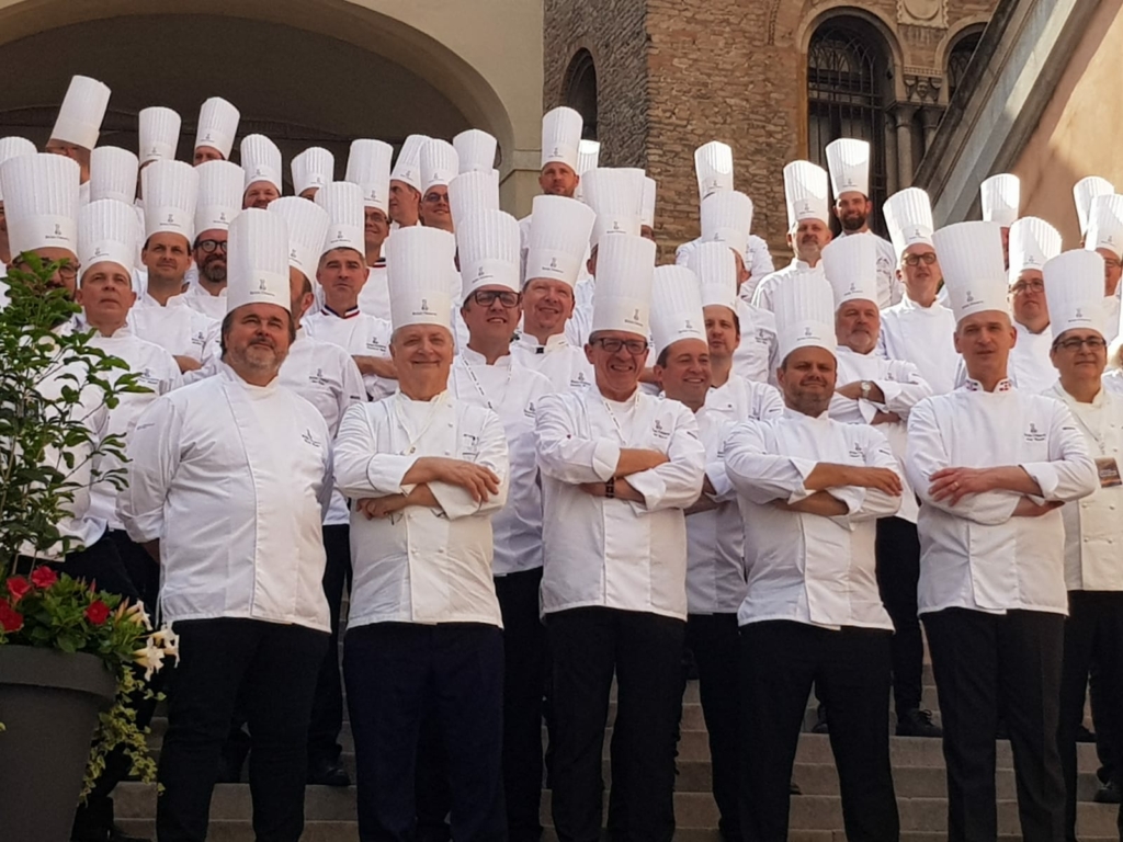 Foto di gruppo dei pasticceri Relais Desserts al simposio di Padova 2022