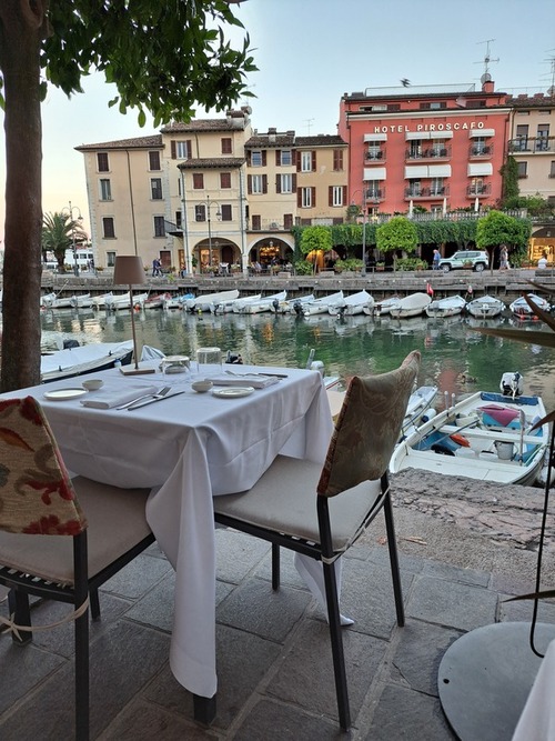 I tavoli di MoS, affacciati sul molo vecchio di Desenzano. 