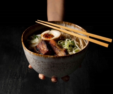 Una ciotola di ramen con le bacchette giapponesi