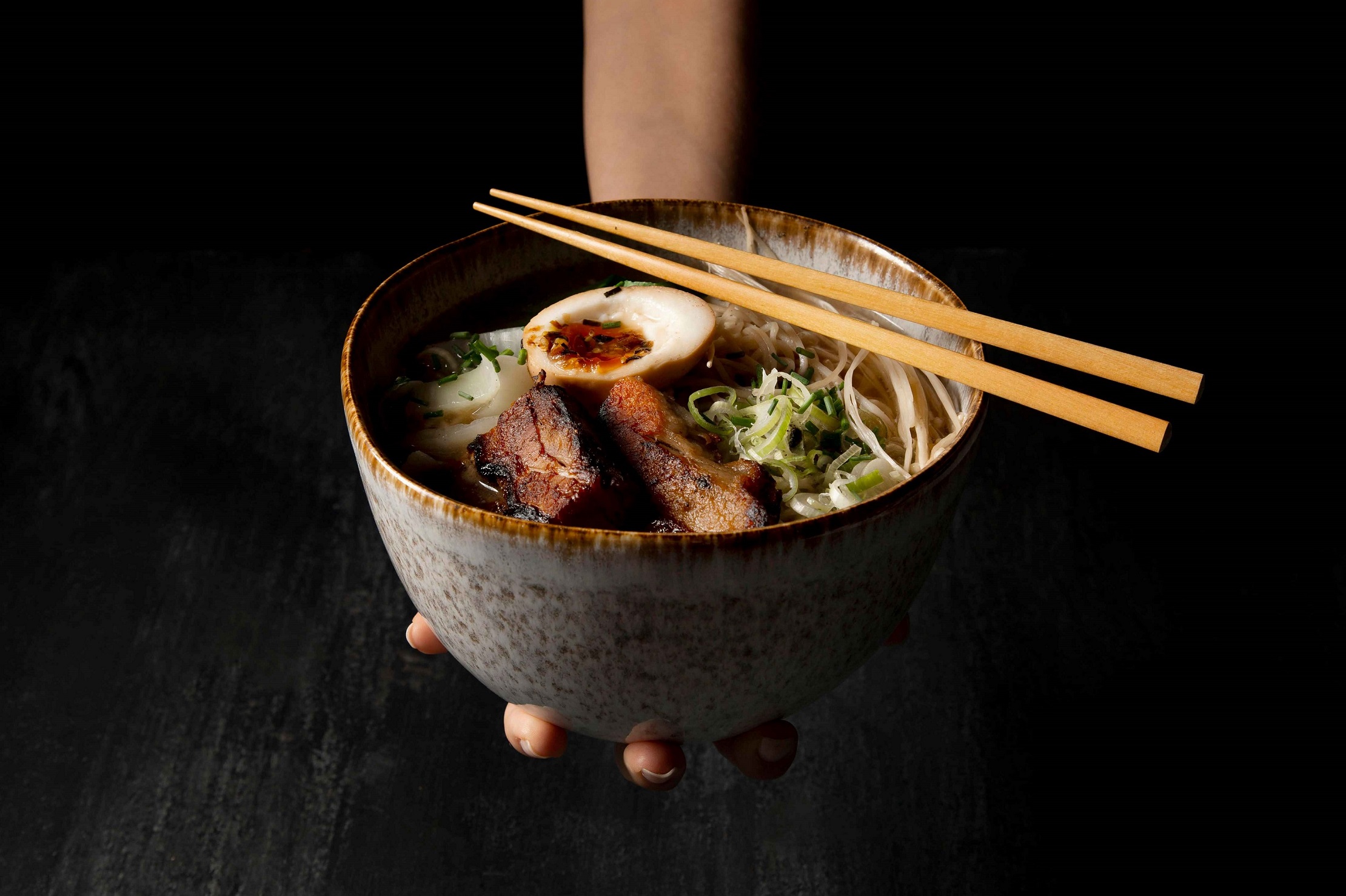 Una ciotola di ramen con le bacchette giapponesi