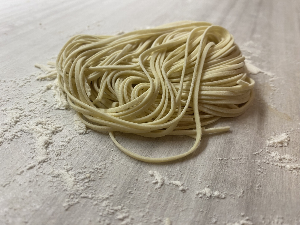 Spaghetti appena preparati a mano per il ramen 