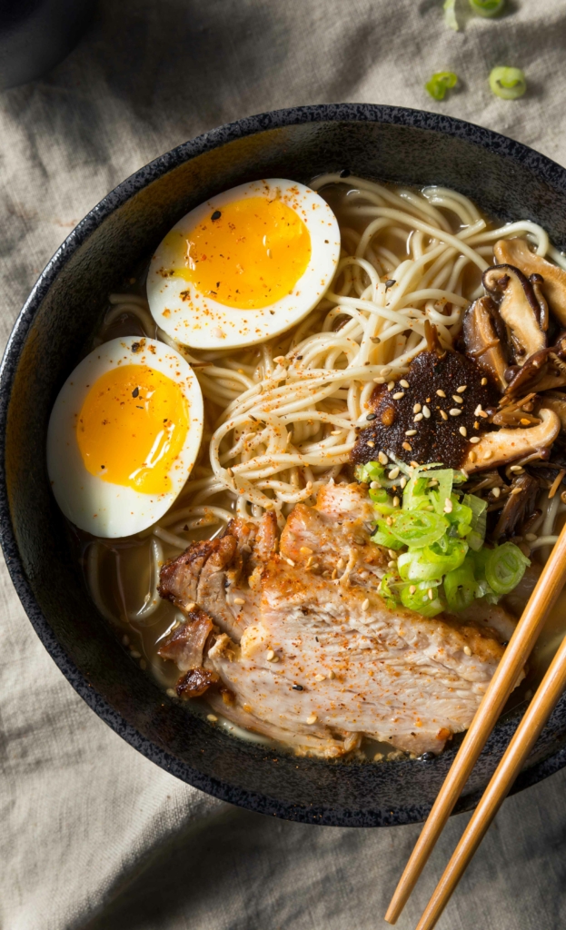 Un piatto di Ramen Tonkotsu di maiale