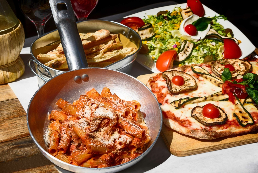 tavola imbandita di cibo in una casa italiana