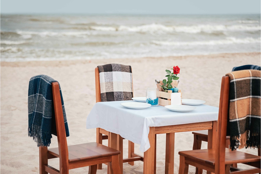 home restaurant: tavolo apparecchiato sulla spiaggia