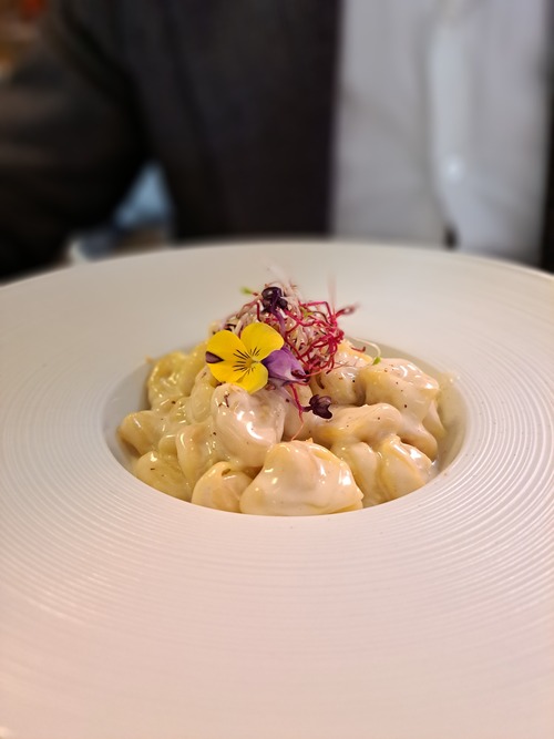 Tortellini di San Petronio, con crema di Parmigiano Reggiano 24 mesi e pepe di Sichuan.