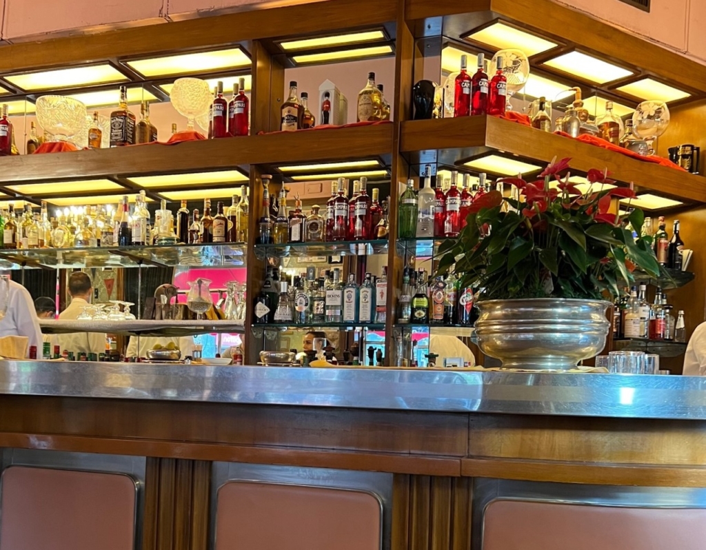 Gli interni del Bar Basso a Milano