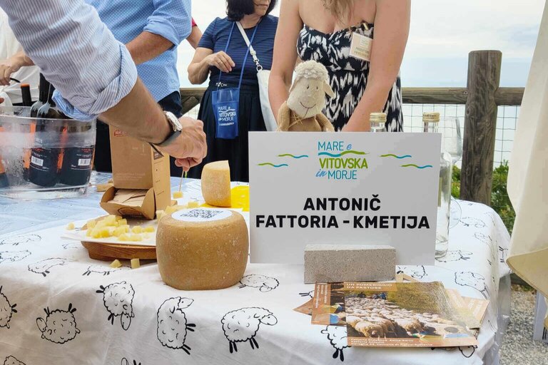 Banco d'assaggio formaggi fattoria Kmetija