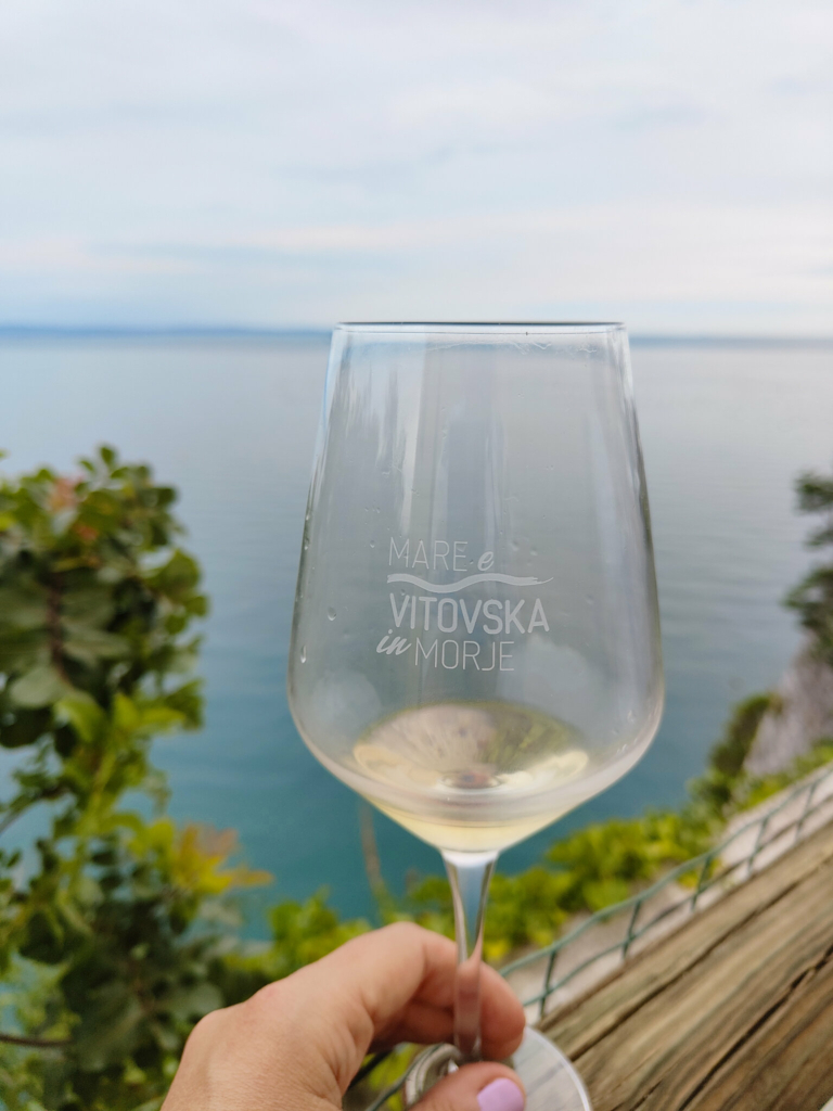 Bicchiere "Mare e Vitoska" e sullo sfondo il Golfo di Trieste
