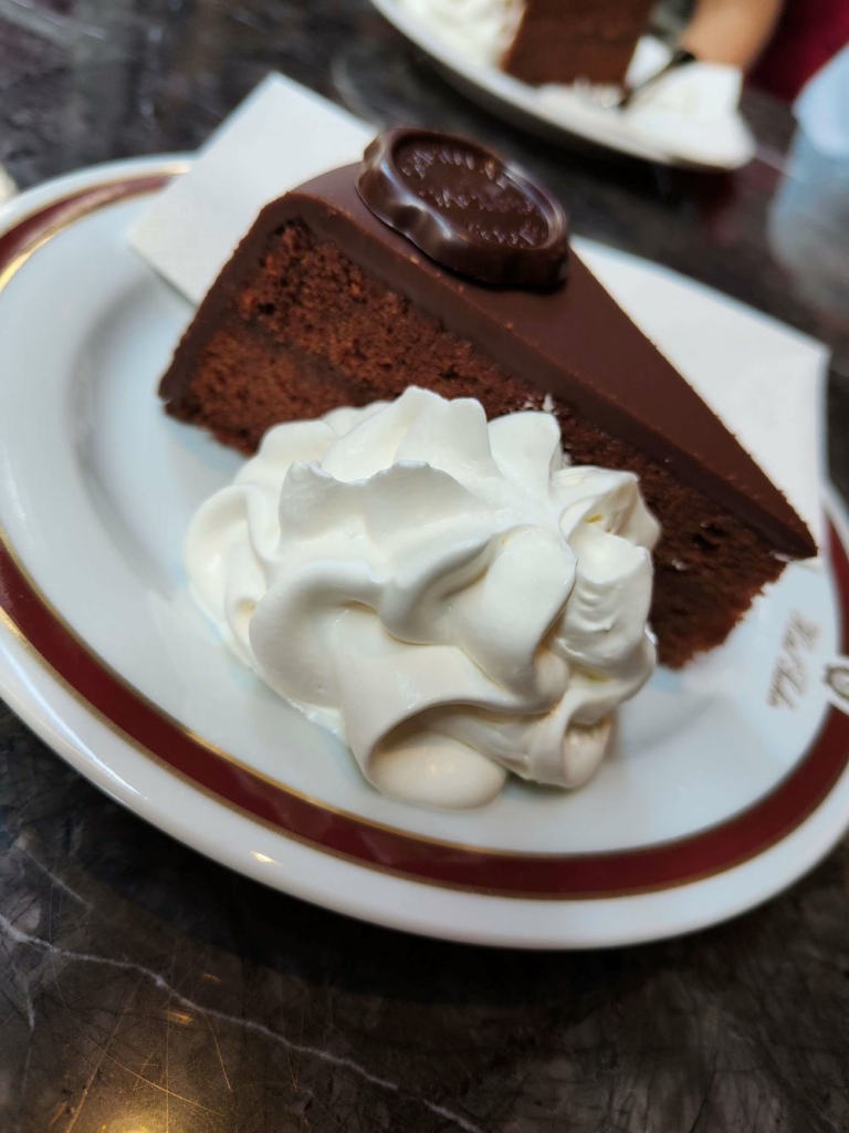 Fetta di torta Sacher al Caffè sacher di Trieste