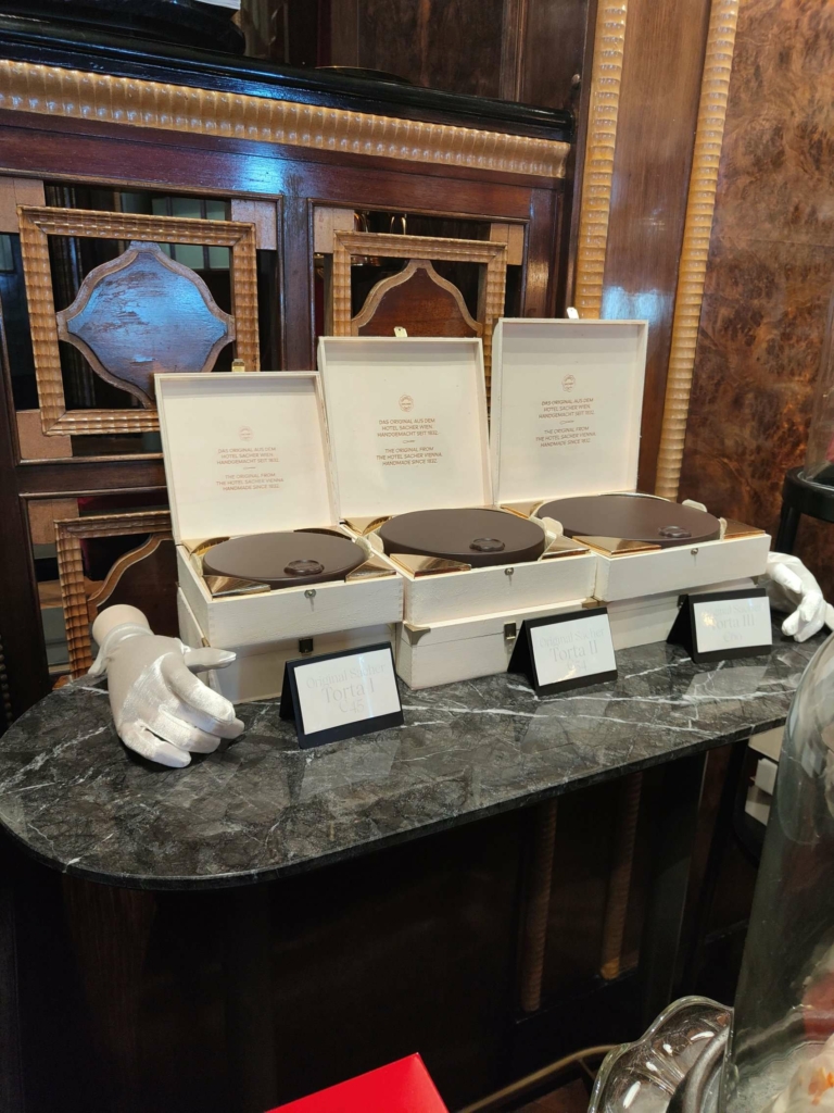 Esposizione torta Sacher in vendita nei tre formati disponibili
