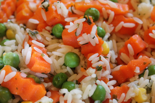 Insalata di riso con verdure.