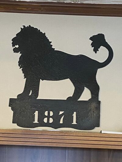 Lo stemma della Vecchia Trattoria del Leone, che campeggiava sulla parete dietro il bancone del bar.