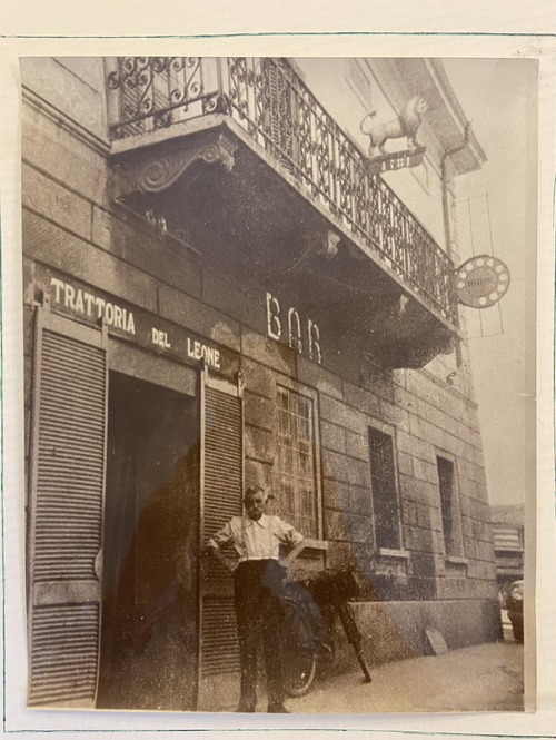 Pietro Meazza, il fondatore della Vecchia Trattoria del Leone, davanti al locale agli inizi della attività.