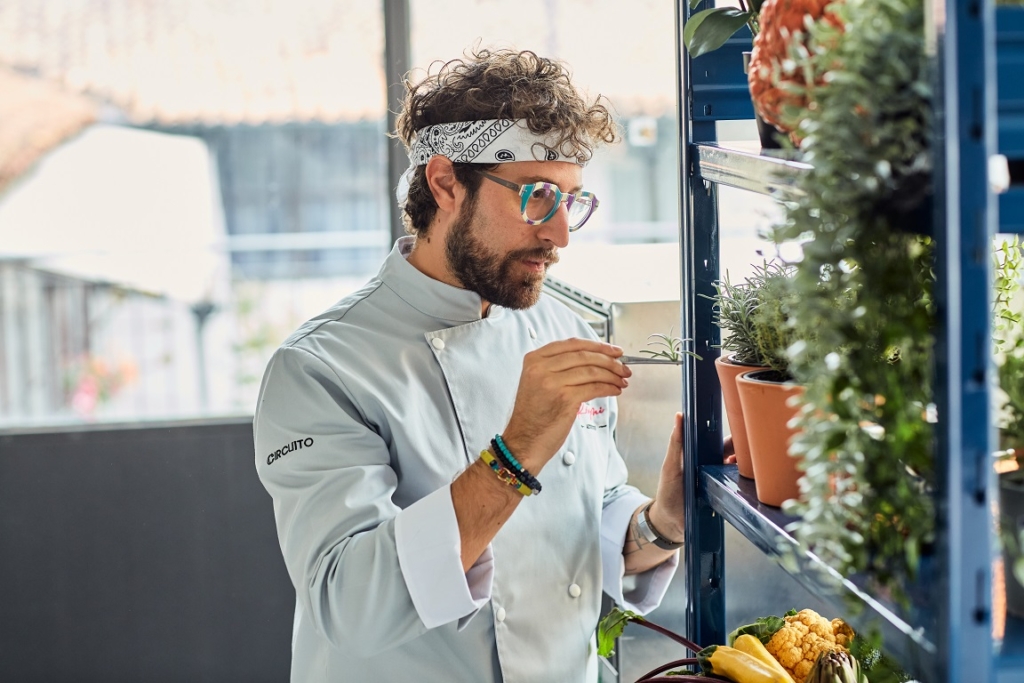 Mirko Ronzoni in cucina mentre raccoglie erbe aromatiche