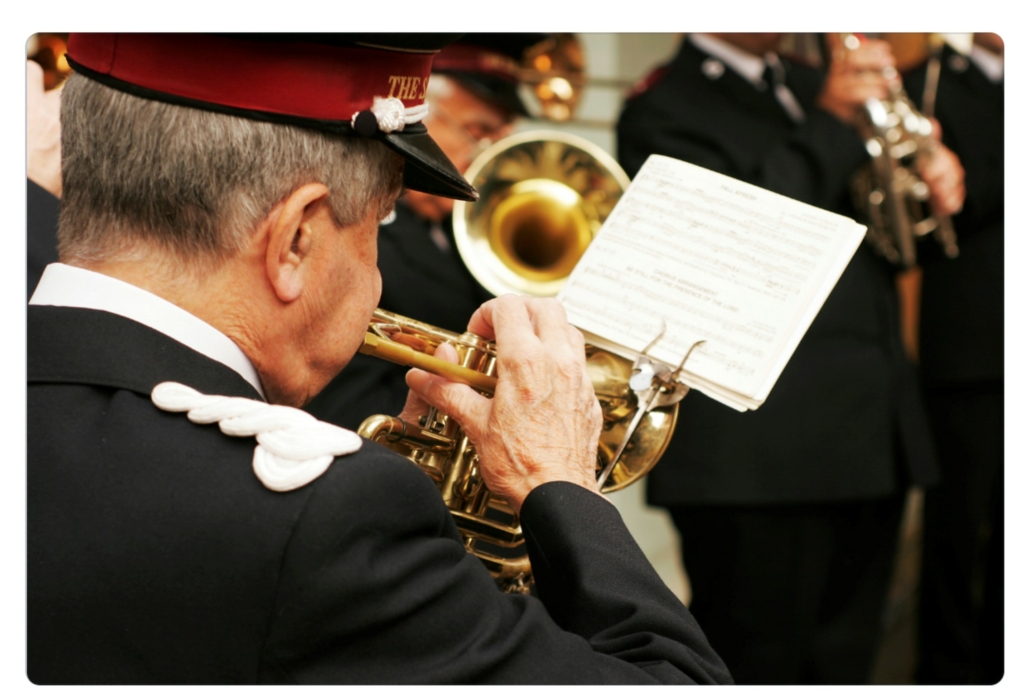 Dettaglio di un uomo della banda tarantina che suona la tromba