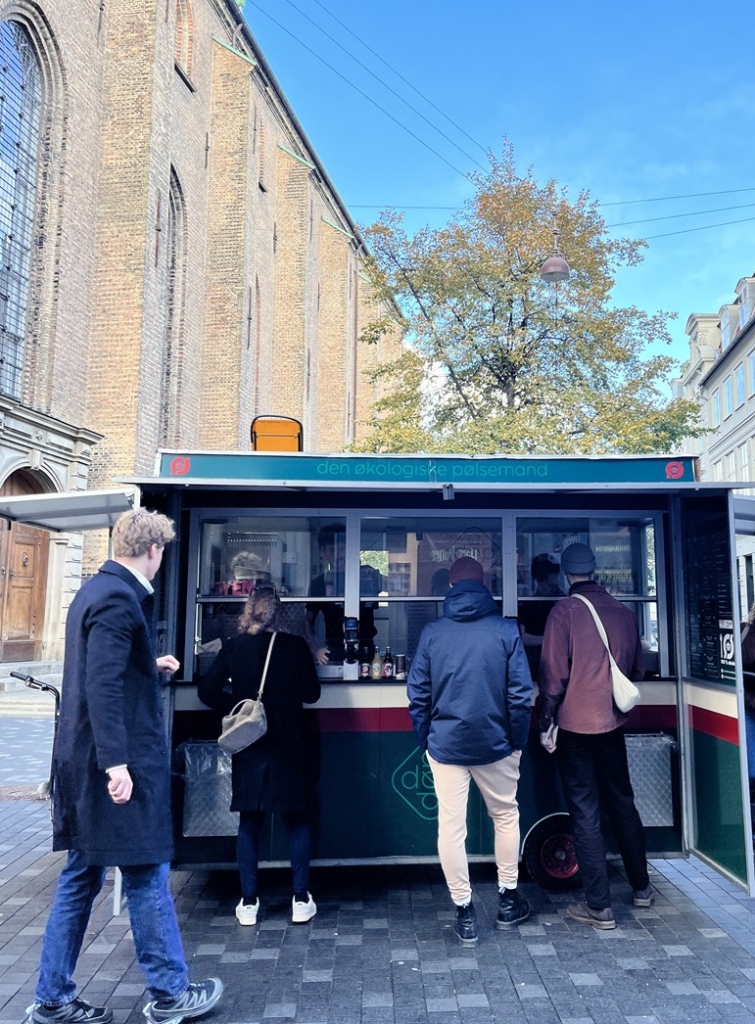 il chiosco di hotdog vicino alla stazione di Copenaghen