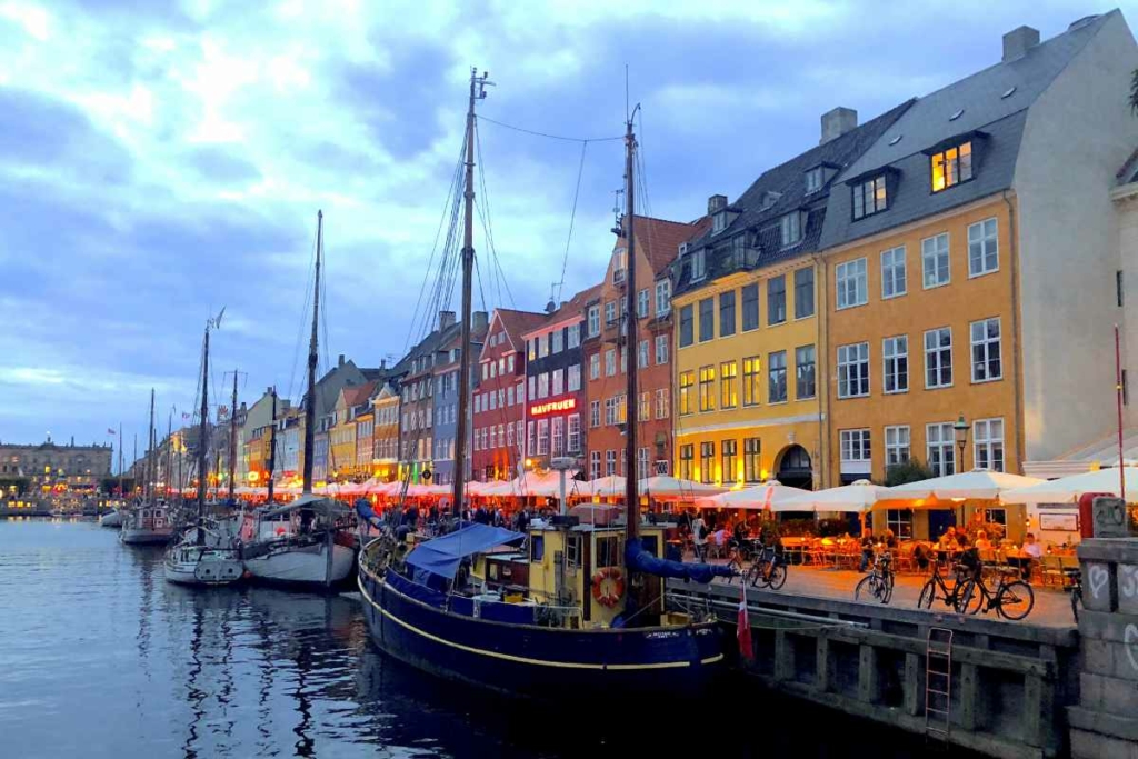 Copenaghen di sera, vista sul canale