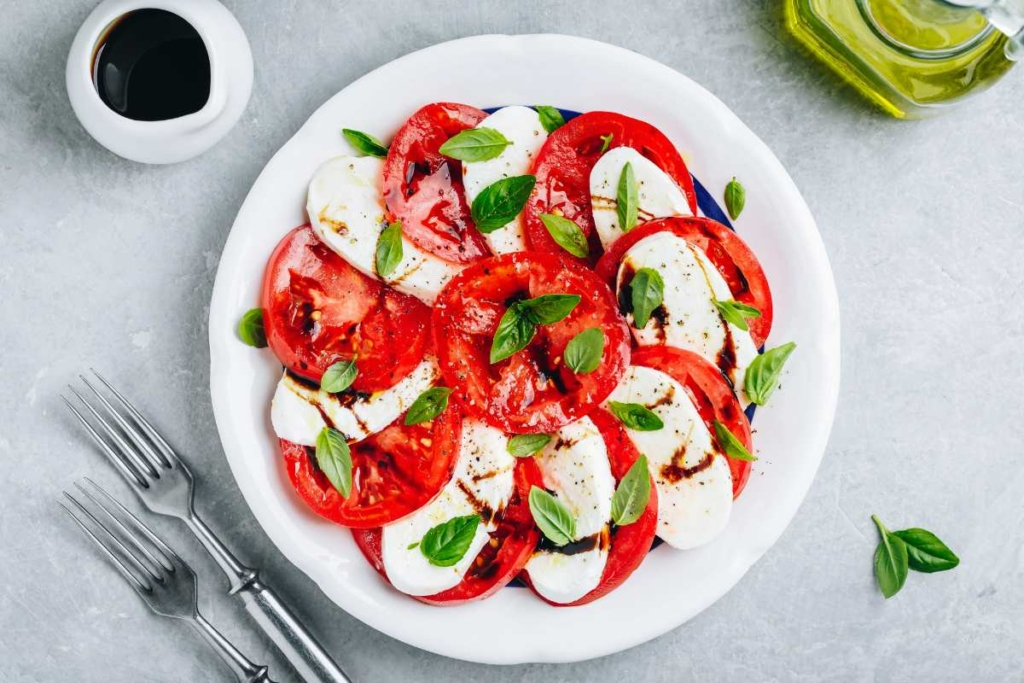 Un piatto di caprese: mozzarella e pomodori