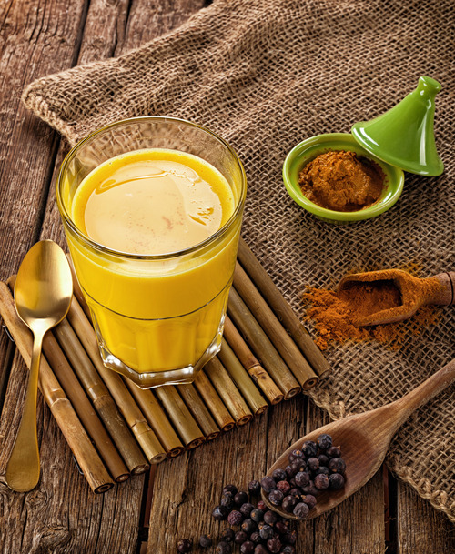 Al latte d'oro si possono aggiungere, a piacere, spezie, erbe officinali o dolcificanti come il miele