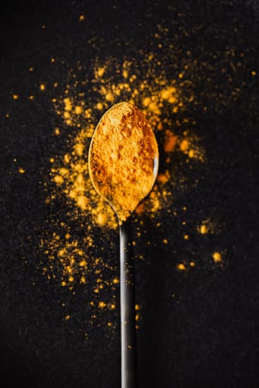 Un cucchiaino di pasta di curcuma in 150 ml di latte è la ricetta per il golden milk