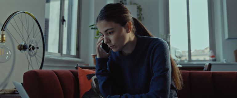 Giulia Innocenzi che parla al telefono