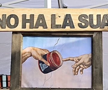 Pannello di legno con lo slogan originale dell'azienda Semetella, appeso nel loro stand, che mira a valorizzare il loro lavoro e il loro prodotto di nicchia: le conserve di frutta