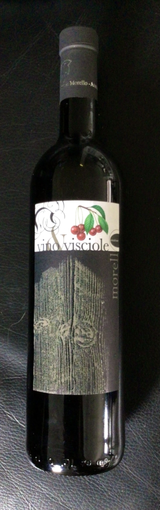 Bottiglia sigillata con tappo di sughero, che contiene vino rosso realizzato con l'aggiunta del succo di visciole. prodotto ideato e realizzato dall'azienda morello, come riportato sull'etichetta.